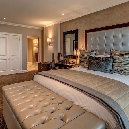 Intercontinental Johannesburg Or Tambo Airport Hotel By Ihg Kempton Park Dış mekan fotoğraf A bedroom at The Dorchester