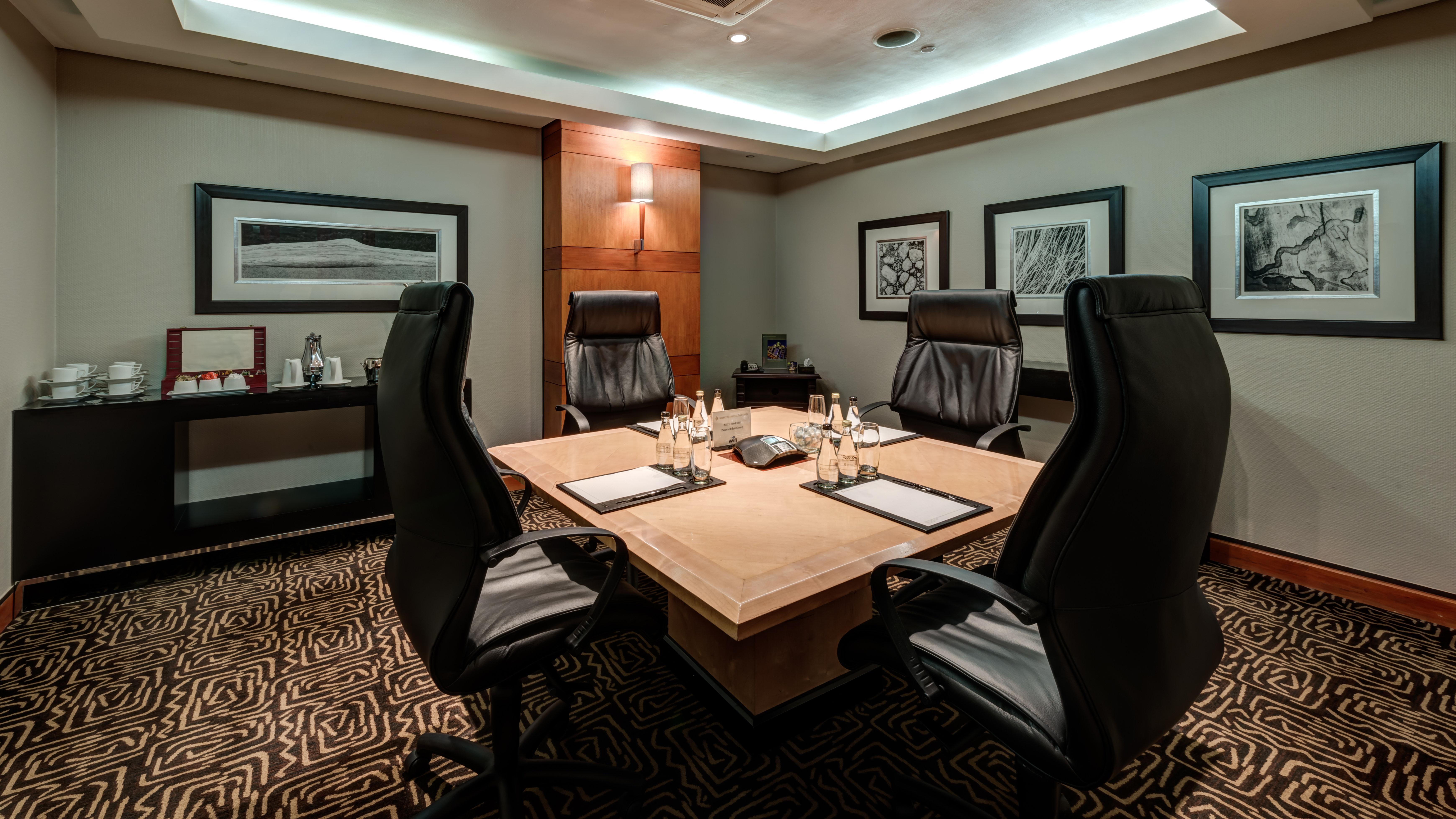 Intercontinental Johannesburg Or Tambo Airport Hotel By Ihg Kempton Park Dış mekan fotoğraf Boardroom at the Taj Mahal Palace, Mumbai