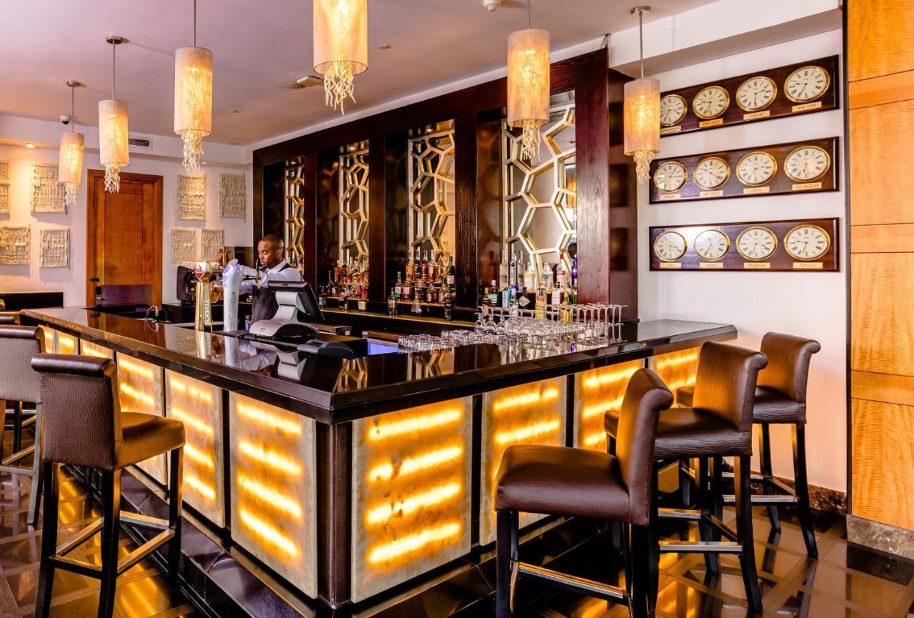 Intercontinental Johannesburg Or Tambo Airport Hotel By Ihg Kempton Park Dış mekan fotoğraf The bar at the hotel
