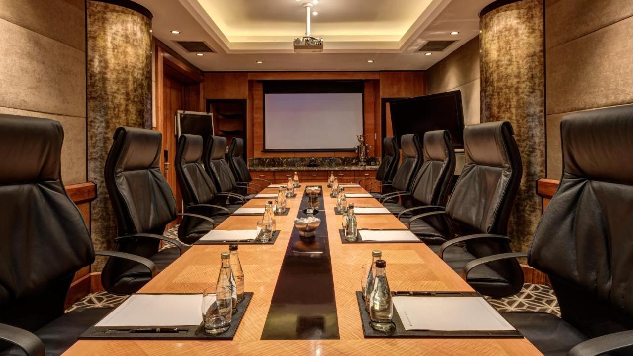 Intercontinental Johannesburg Or Tambo Airport Hotel By Ihg Kempton Park Dış mekan fotoğraf Boardroom at the Taj Mahal Palace, Mumbai