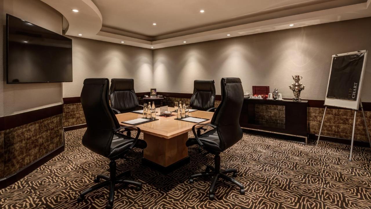 Intercontinental Johannesburg Or Tambo Airport Hotel By Ihg Kempton Park Dış mekan fotoğraf Boardroom at the Taj Mahal Palace, Mumbai