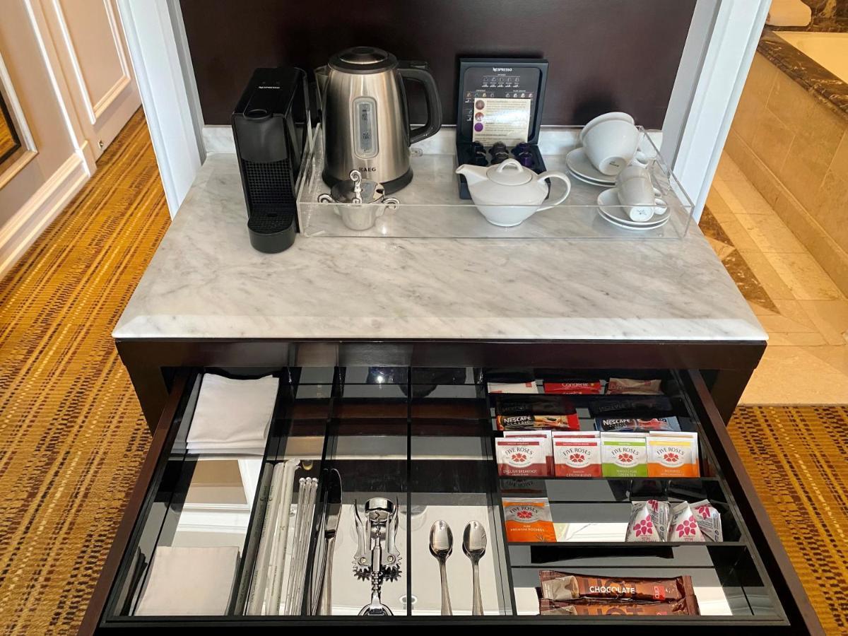 Intercontinental Johannesburg Or Tambo Airport Hotel By Ihg Kempton Park Dış mekan fotoğraf A drawer with a Nespresso machine