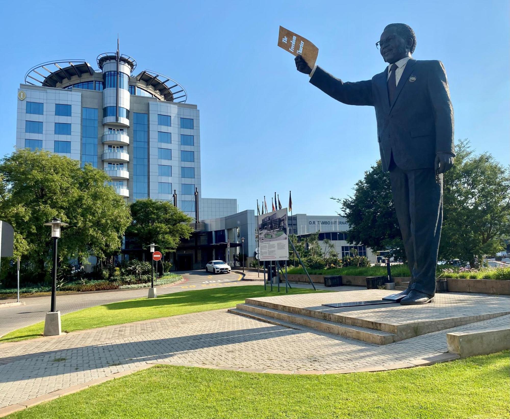 Intercontinental Johannesburg Or Tambo Airport Hotel By Ihg Kempton Park Dış mekan fotoğraf Statue of Maurice Thorez in Mantes