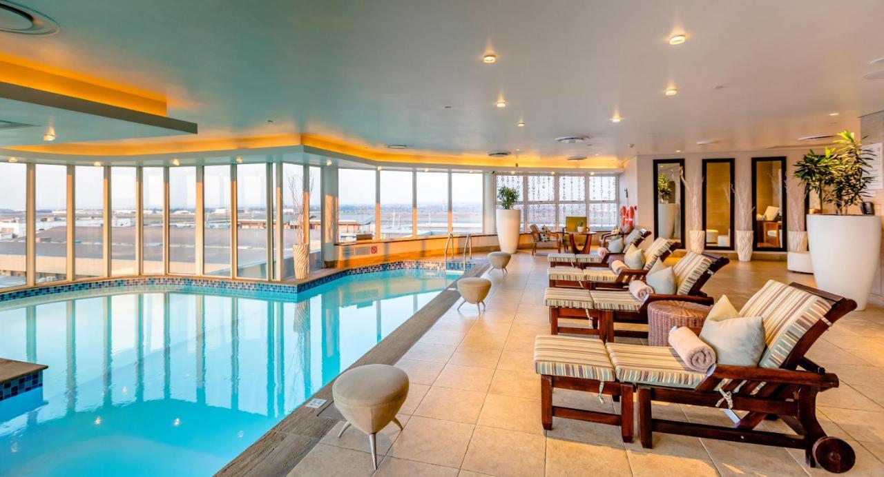 Intercontinental Johannesburg Or Tambo Airport Hotel By Ihg Kempton Park Dış mekan fotoğraf The pool at the InterContinental