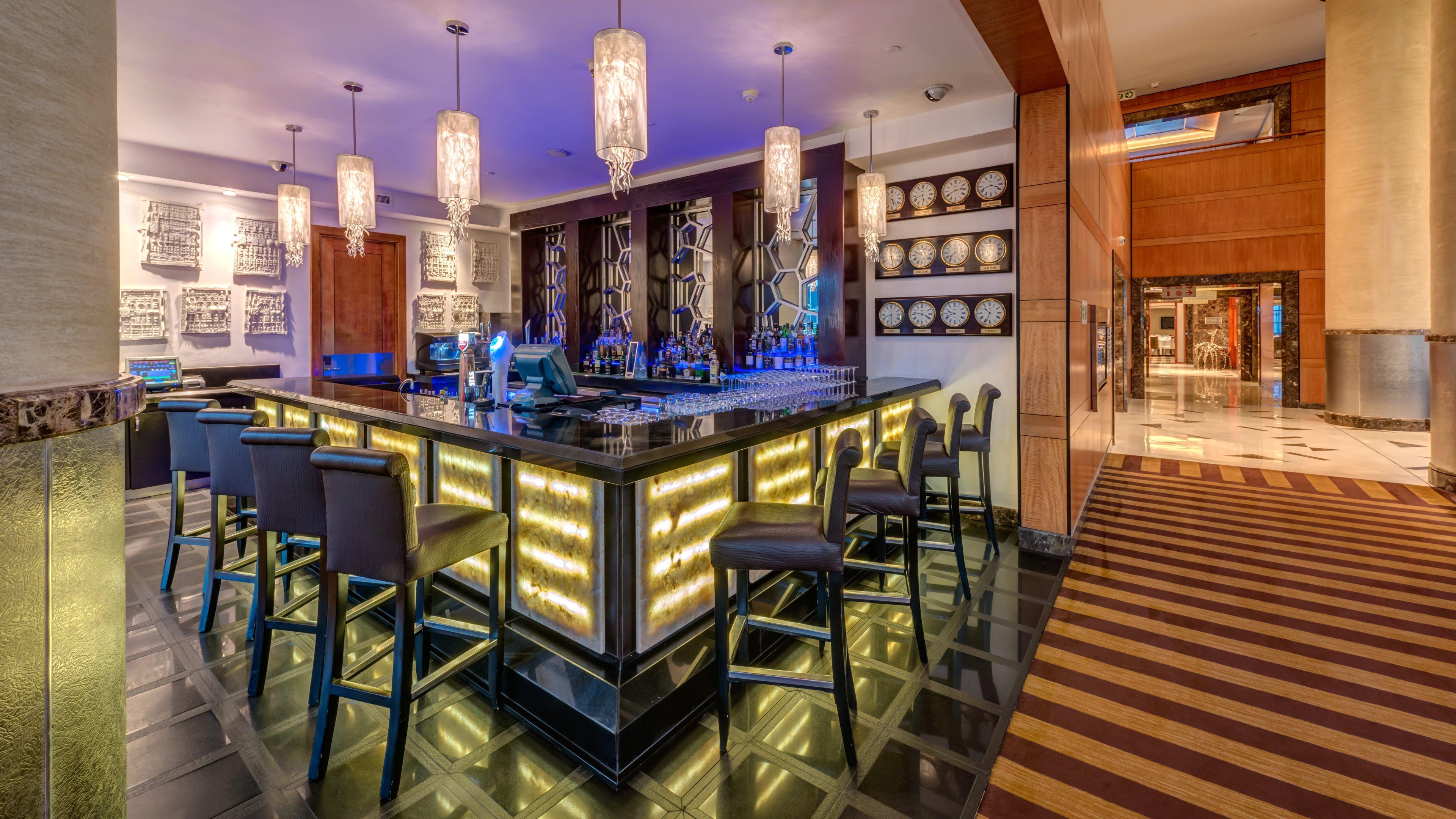 Intercontinental Johannesburg Or Tambo Airport Hotel By Ihg Kempton Park Dış mekan fotoğraf The bar at the hotel
