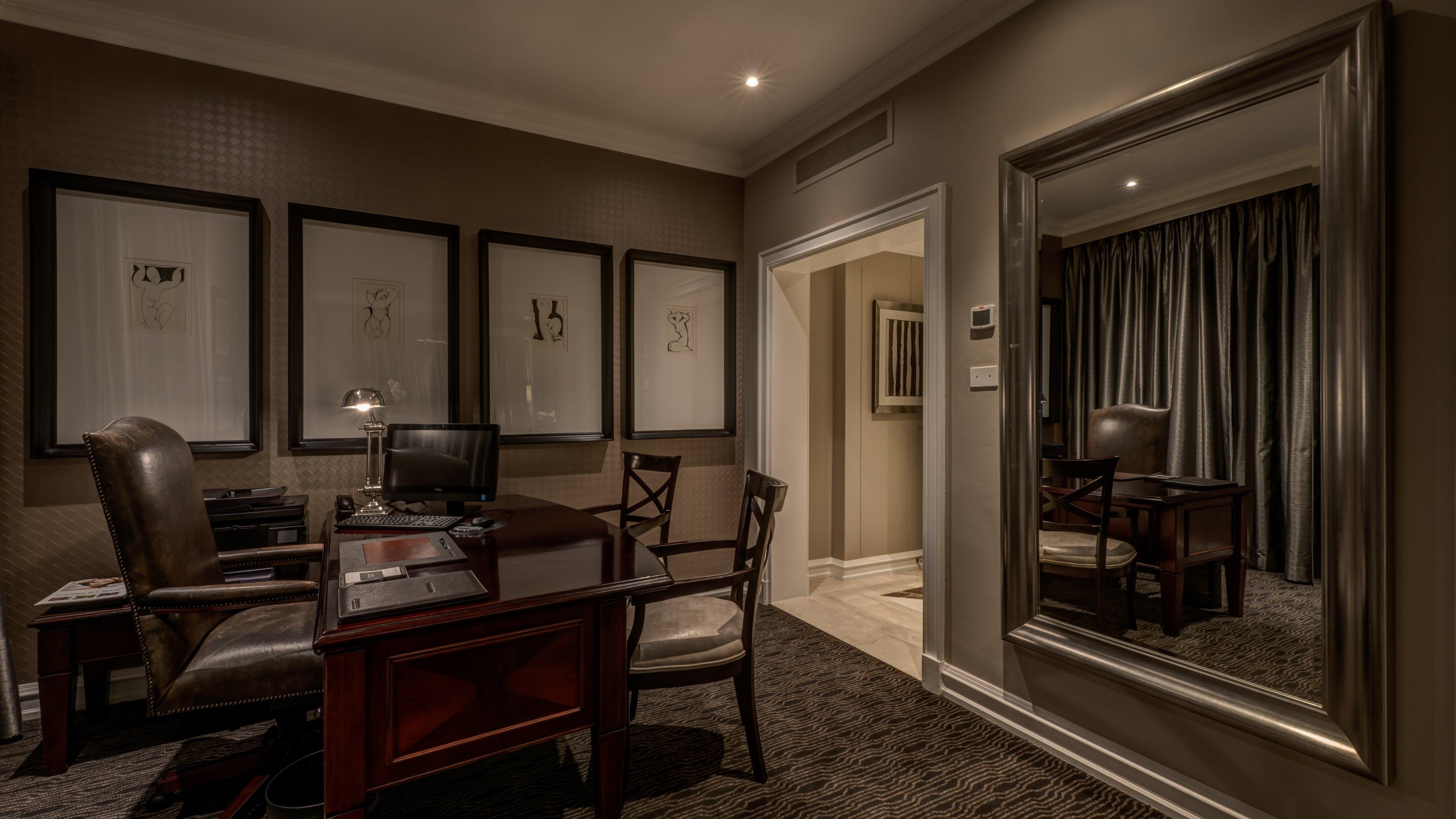 Intercontinental Johannesburg Or Tambo Airport Hotel By Ihg Kempton Park Dış mekan fotoğraf A study in a suite at The Ritz-Carlton, Boston