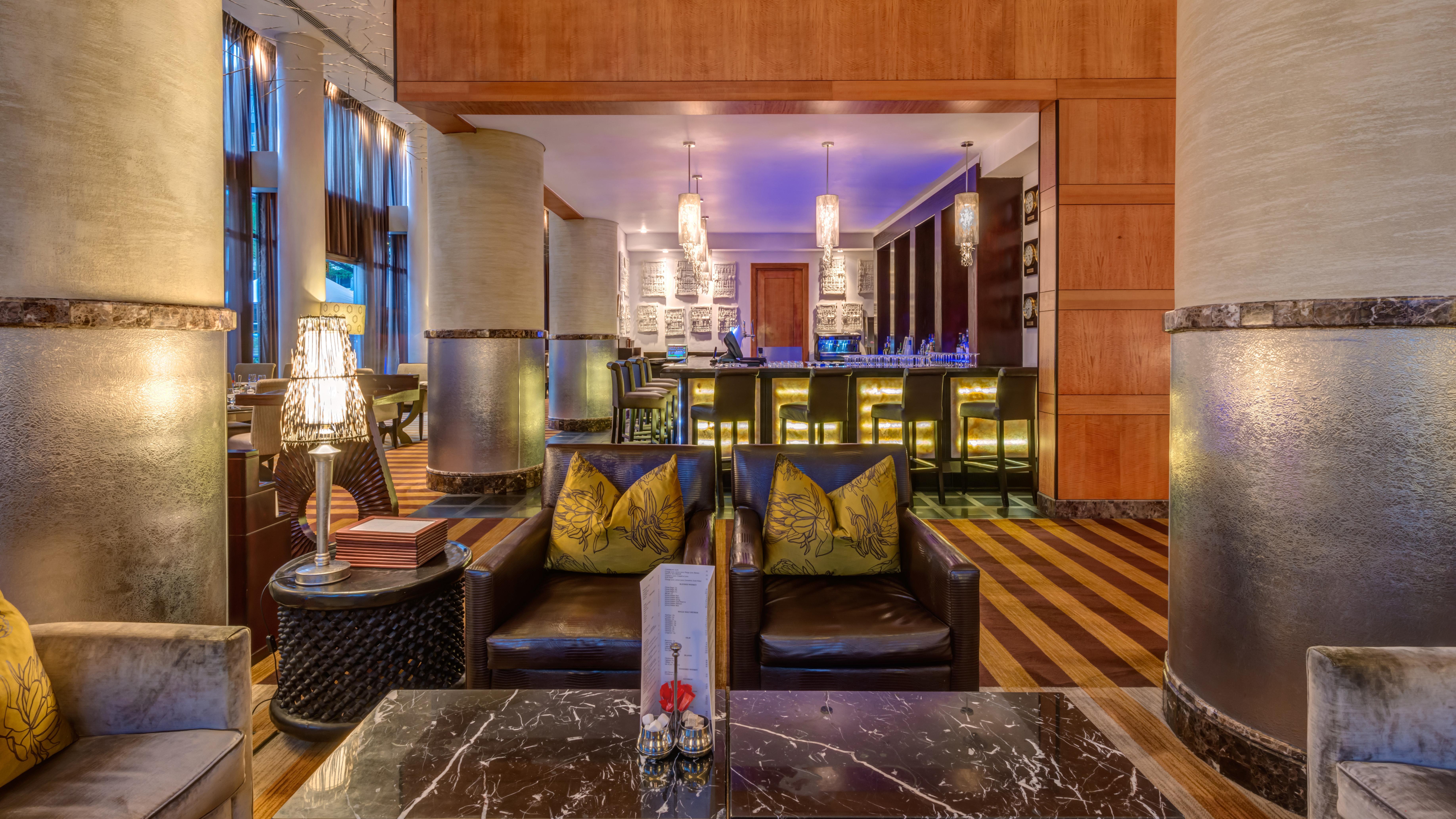 Intercontinental Johannesburg Or Tambo Airport Hotel By Ihg Kempton Park Dış mekan fotoğraf The bar at the hotel