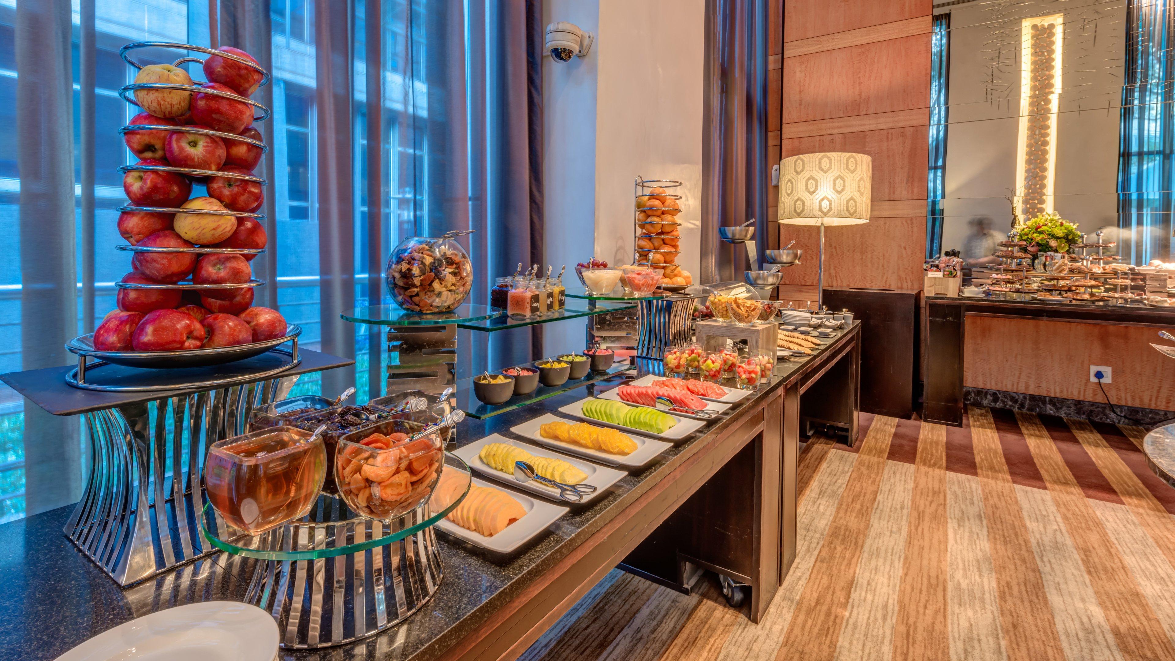 Intercontinental Johannesburg Or Tambo Airport Hotel By Ihg Kempton Park Dış mekan fotoğraf A buffet at a hotel