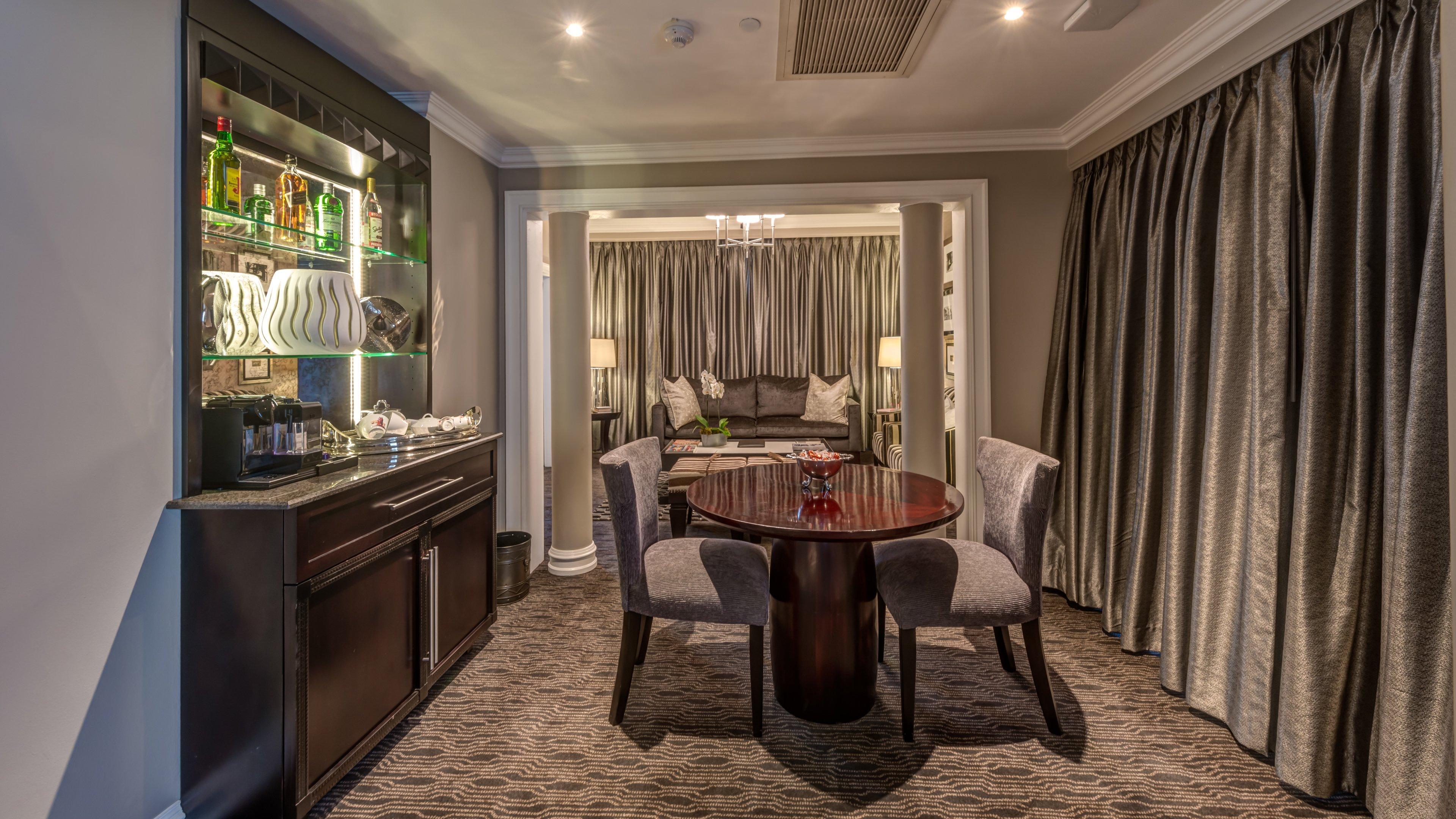 Intercontinental Johannesburg Or Tambo Airport Hotel By Ihg Kempton Park Dış mekan fotoğraf The interior of a suite