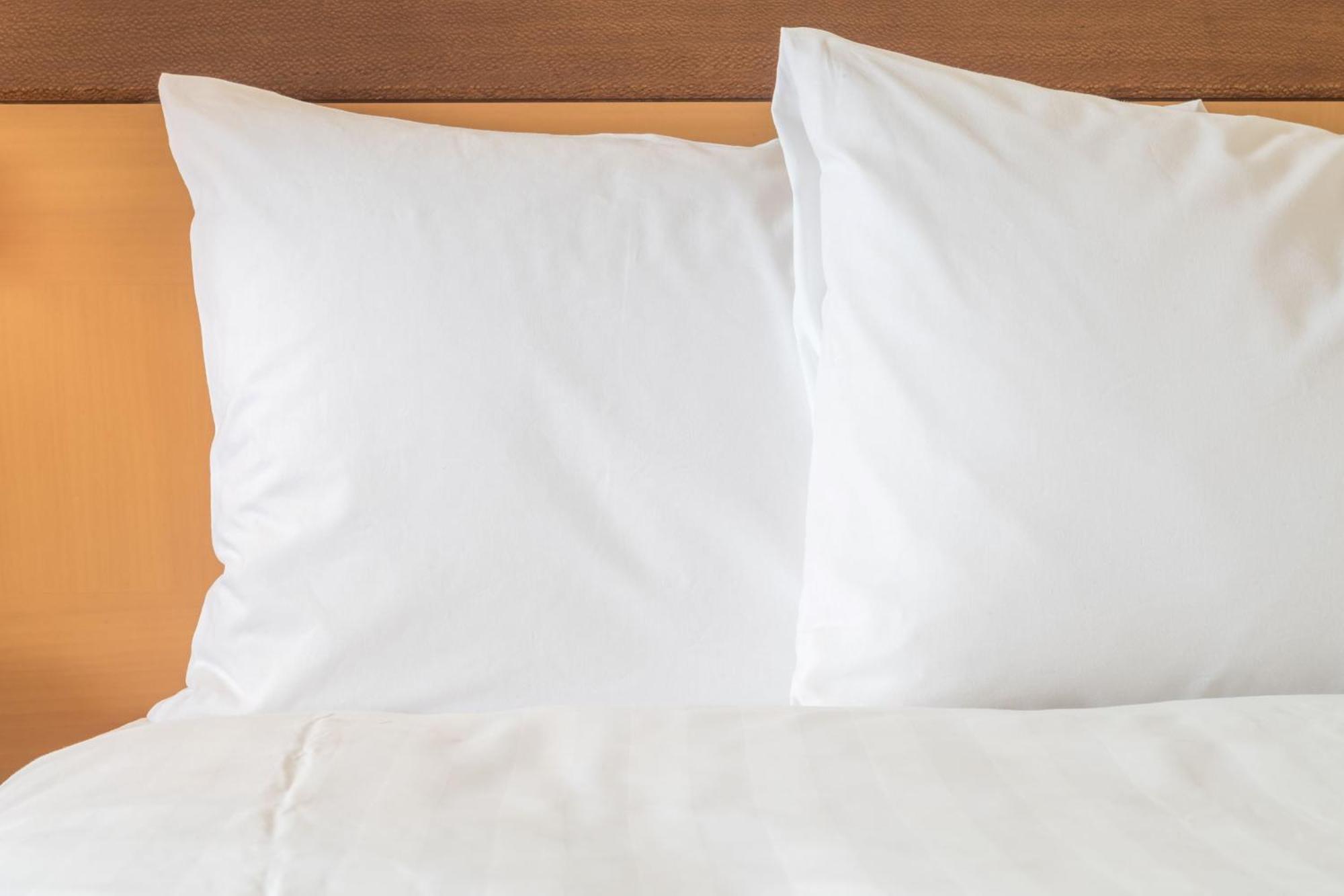 Intercontinental Johannesburg Or Tambo Airport Hotel By Ihg Kempton Park Dış mekan fotoğraf Two pillows on a bed
