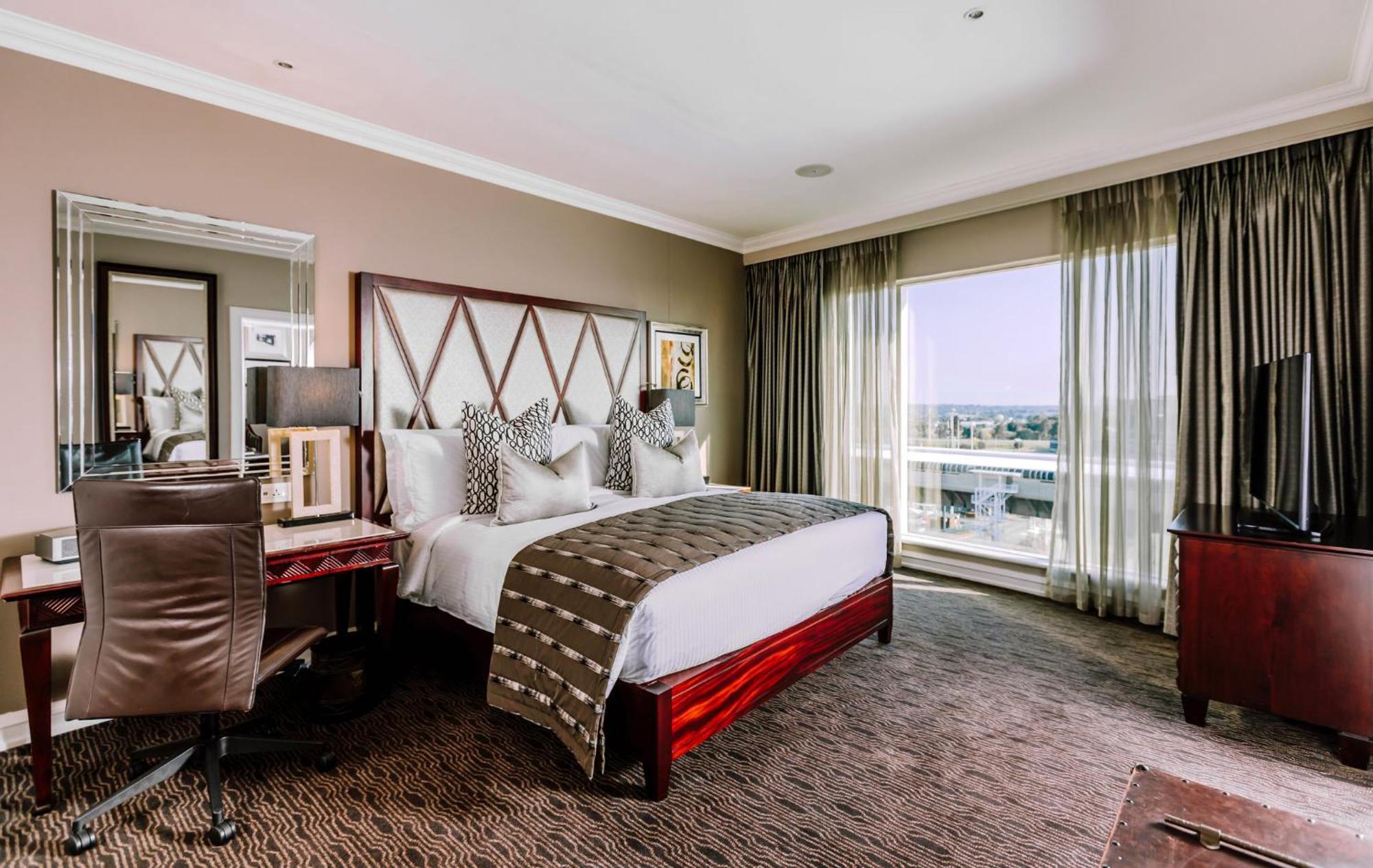 Intercontinental Johannesburg Or Tambo Airport Hotel By Ihg Kempton Park Dış mekan fotoğraf A bedroom at the Four Seasons Hotel