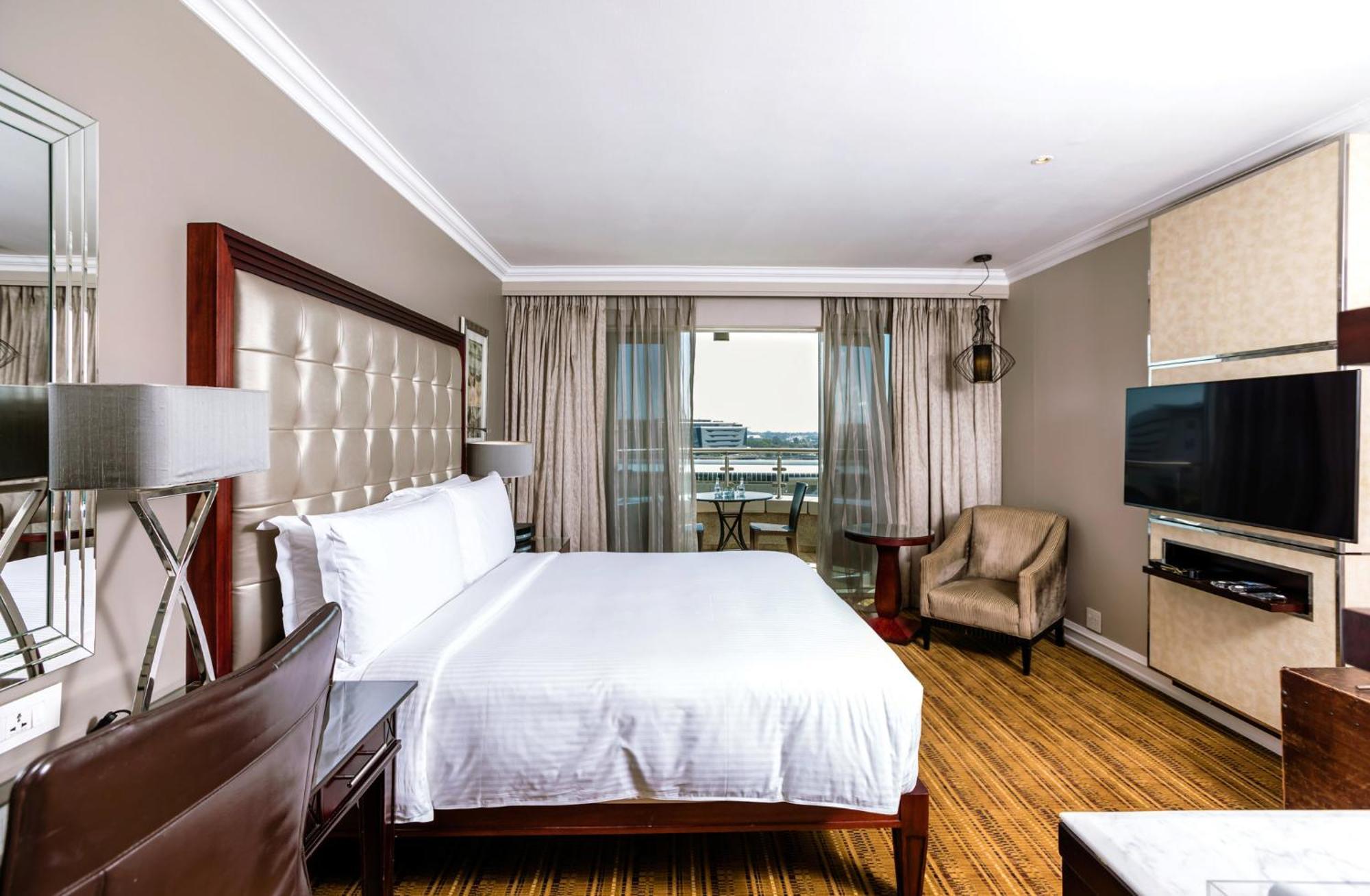 Intercontinental Johannesburg Or Tambo Airport Hotel By Ihg Kempton Park Dış mekan fotoğraf A bedroom at the Hilton