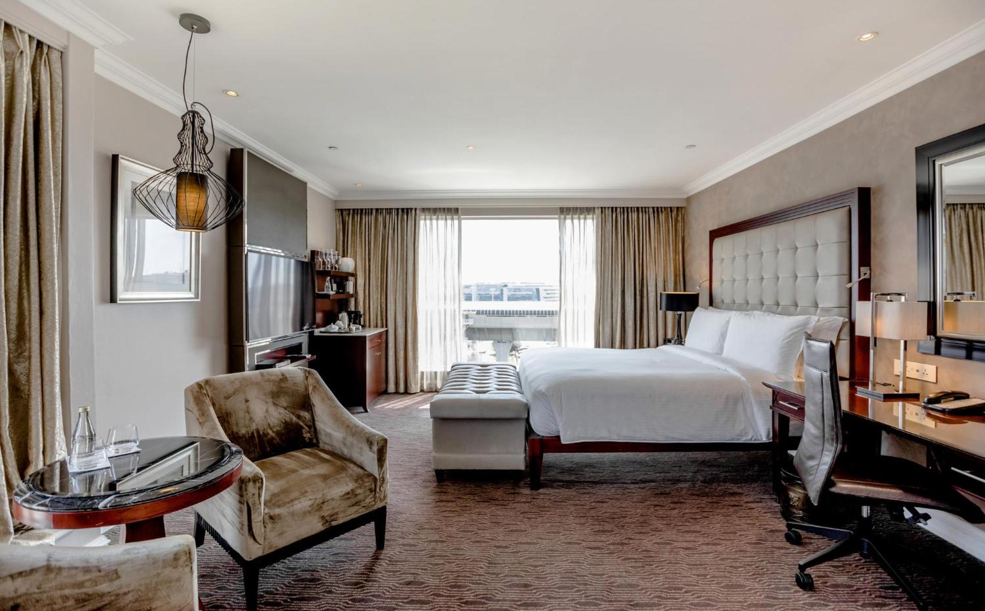 Intercontinental Johannesburg Or Tambo Airport Hotel By Ihg Kempton Park Dış mekan fotoğraf A guest room at the InterContinental